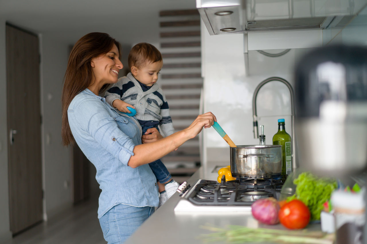 mae-segurando-bebe-e-cozinhando.jpg