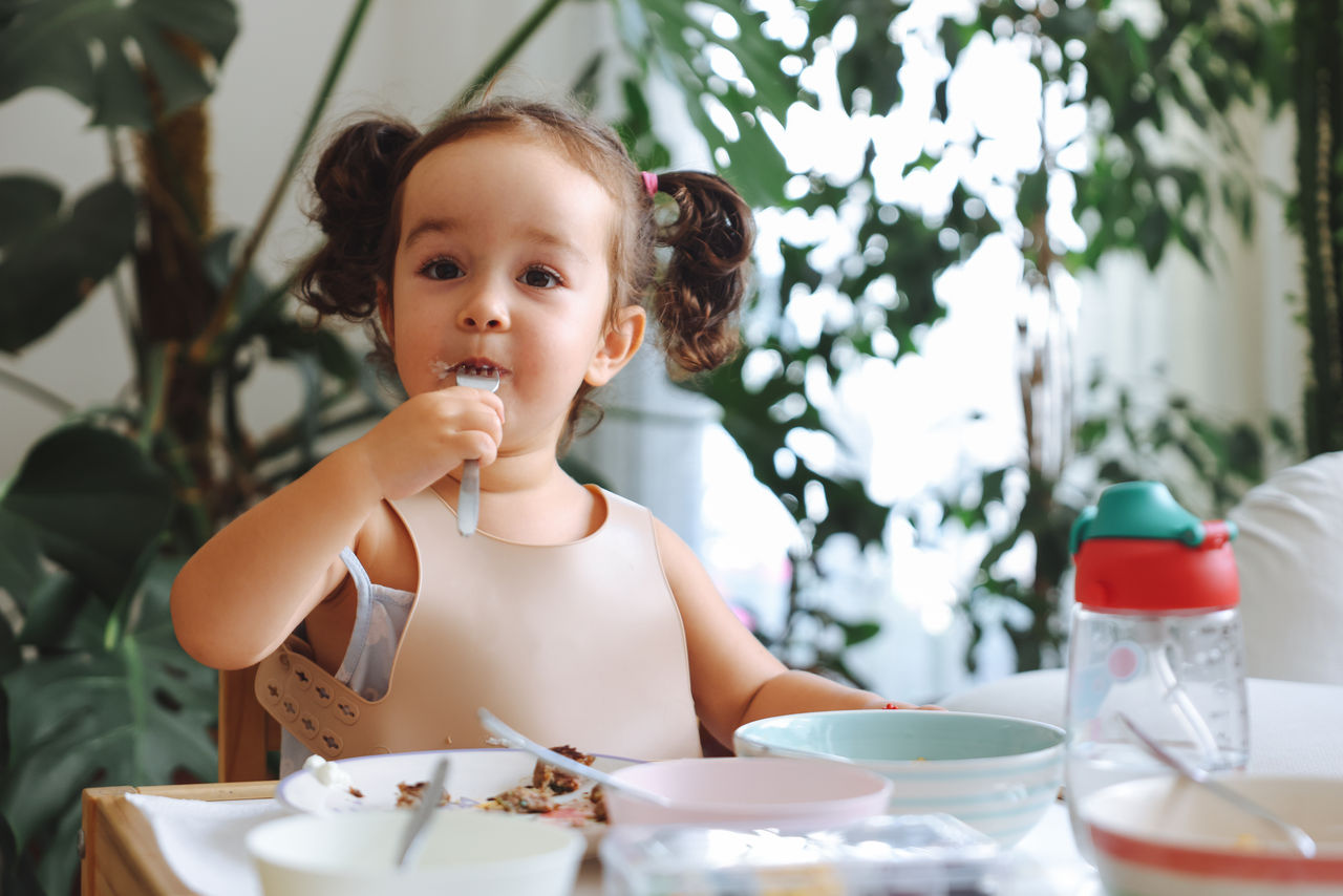 criança-pequena-comendo-sozinha.jpg